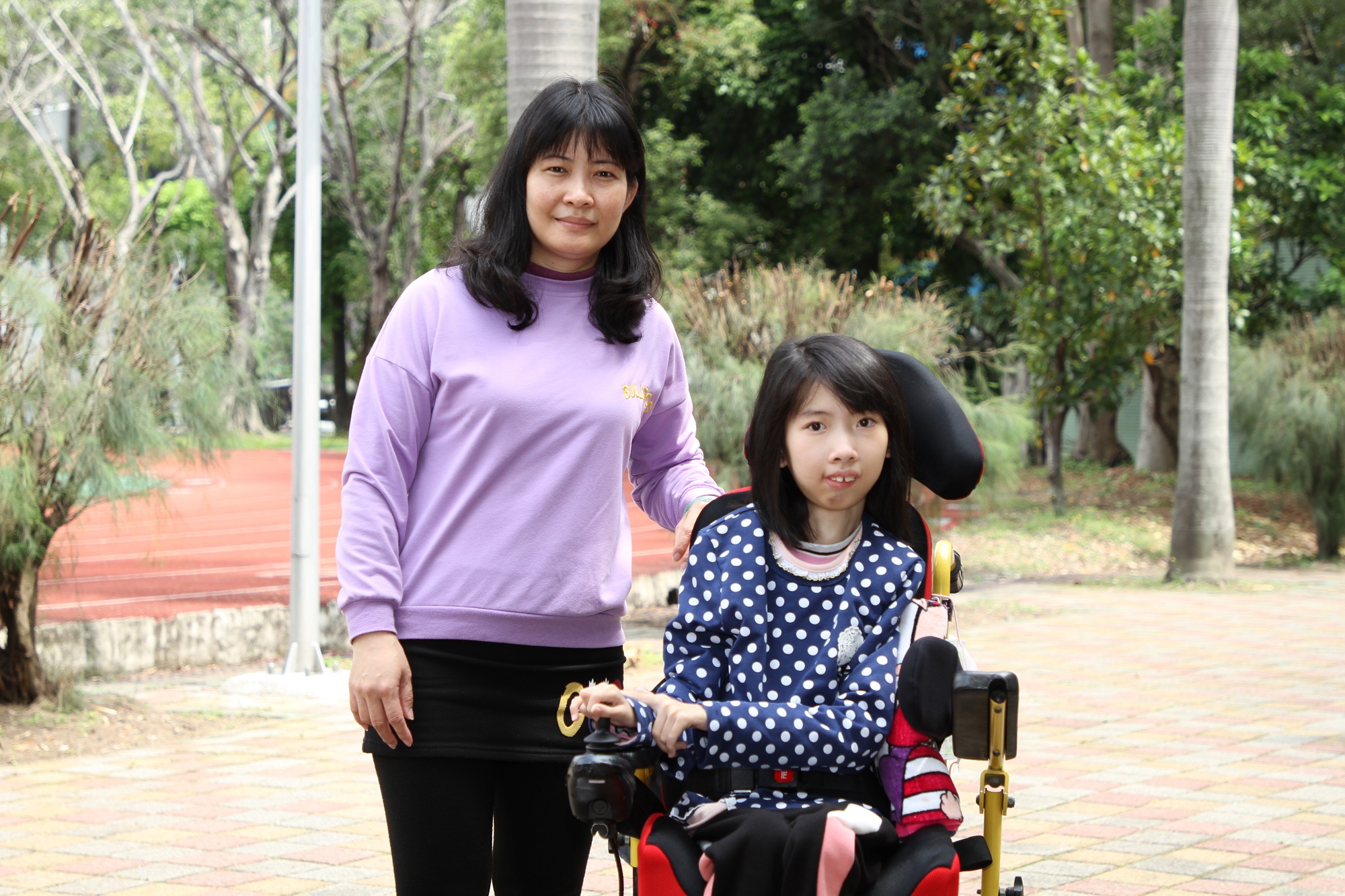 Foto bersama Hu Lingyu dan ibunya. Sumber: Kementerian Pendidikan